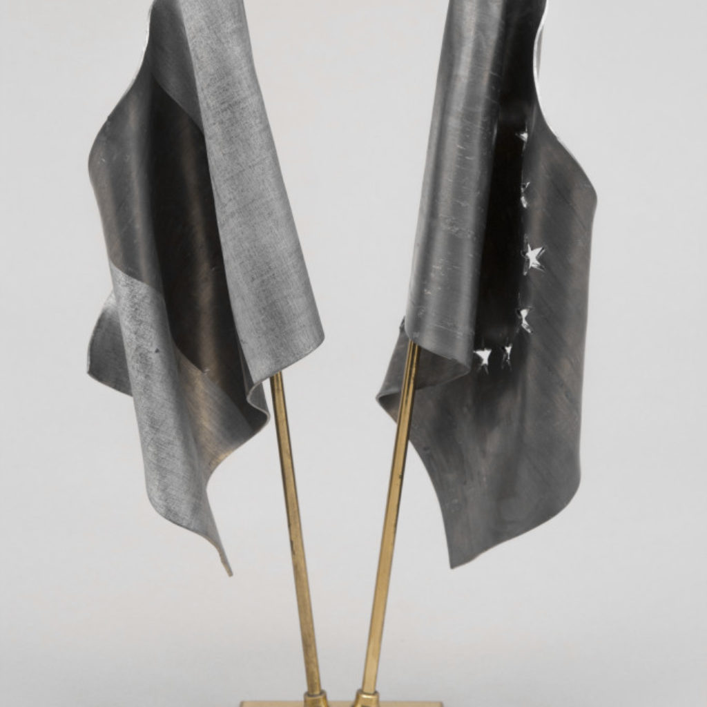 bandiere da tavolo. piombo e ottone cm. 40 x 28 x 10 kg. 2,70. 2015